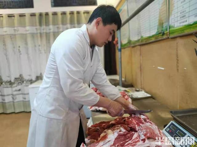 这种猪吃粮食西瓜胶白长大，每斤肉60元！95后大学生“猪倌”子承父业蒸蒸日上