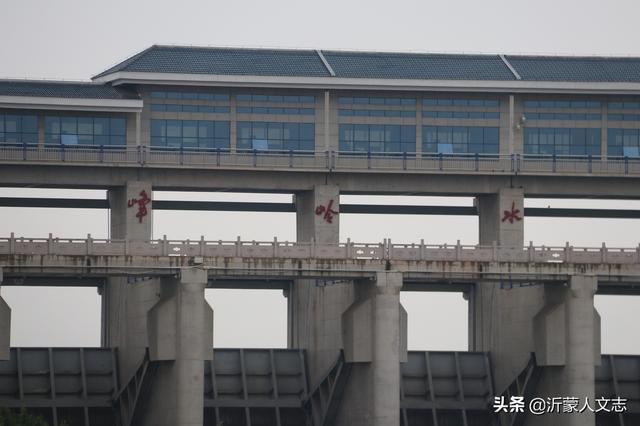 看图：莒县洛河镇丰家泥沟，青峰岭水库旁边的美丽村落