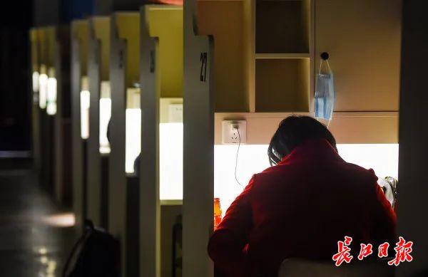 武汉“付费自习室”悄然兴起 你会为“学习环境”买单吗？