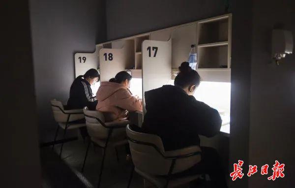 武汉“付费自习室”悄然兴起 你会为“学习环境”买单吗？