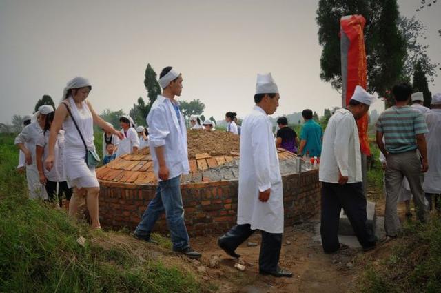 寒衣节将至，返乡祭祖别弄错，墓碑上“故、显、考、妣”要分清