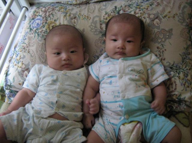 90后林姓宝爸喜得双胞胎，爷爷给孩子起名字，家人直呼有涵养
