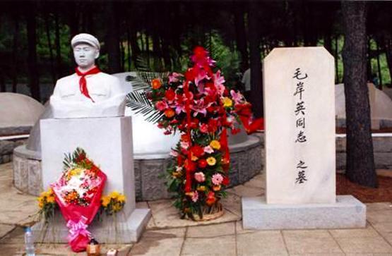 毛岸英安葬时，碑文送给毛主席审阅，毛主席说没有他妈妈的名字
