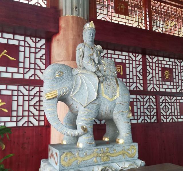 石雕大象与普贤菩萨之间的关系