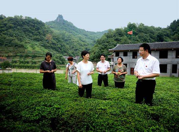 两代帮扶一村，父女同获全国脱贫攻坚先进个人中国家书｜接力无忘告乃翁