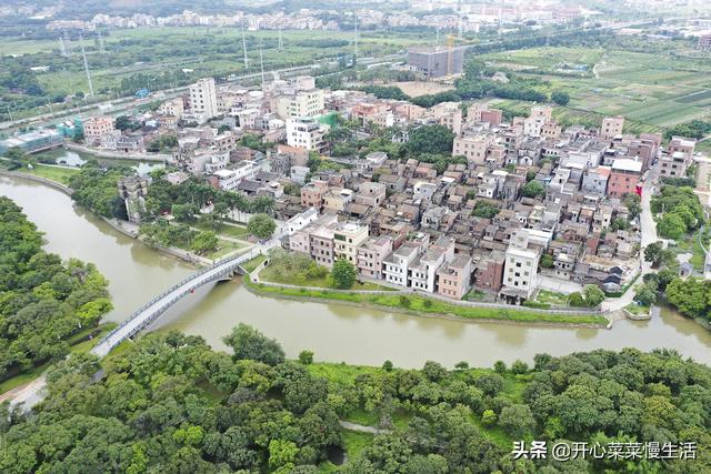广州有个清代水上古村，村里建有两座碉楼，碉楼顶部绑了4只火箭