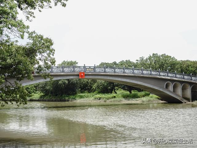 广州有个清代水上古村，村里建有两座碉楼，碉楼顶部绑了4只火箭