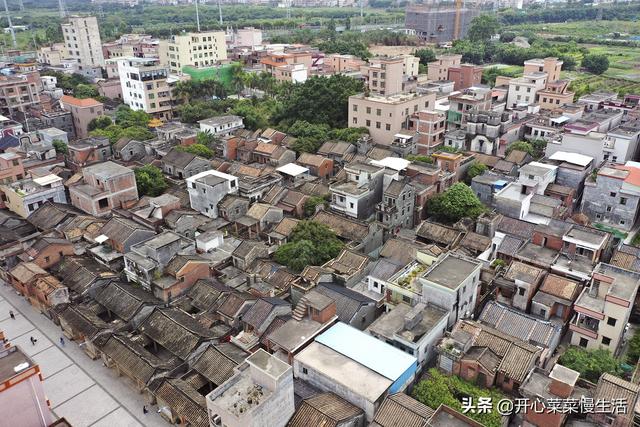 广州有个清代水上古村，村里建有两座碉楼，碉楼顶部绑了4只火箭