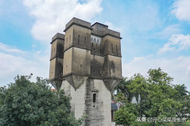 广州有个清代水上古村，村里建有两座碉楼，碉楼顶部绑了4只火箭