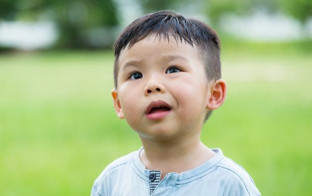 老爸姓“关”，给孩子取的名字，老师不敢叫：每次学生都哄堂大笑