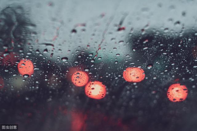 描写（雨）的古诗词100卷 红楼隔雨相望冷，珠箔飘灯独自归