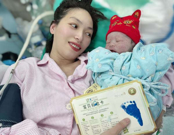 “二宝”小公主、多年等待的惊喜……上海欢迎你，2022元旦宝宝