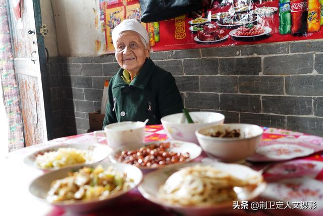 生有7个女儿的87岁农村老奶奶，独居2座大院，看她生活成啥样