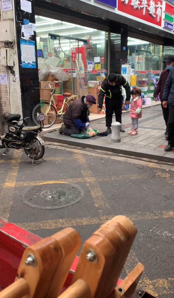 4岁女童看到乞讨老人，哭求妈妈做了这个举动…感动许多人