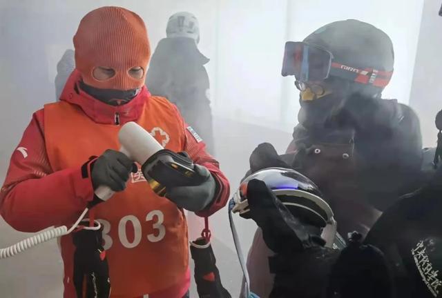 冬奥会上最会滑雪的“医生”：穿上救援背心那一刻，就代表了中国医疗
