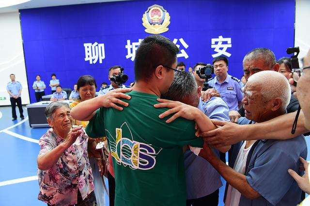 一周图片｜四喜临门！四川熊猫基地1小时内降生两胎四崽