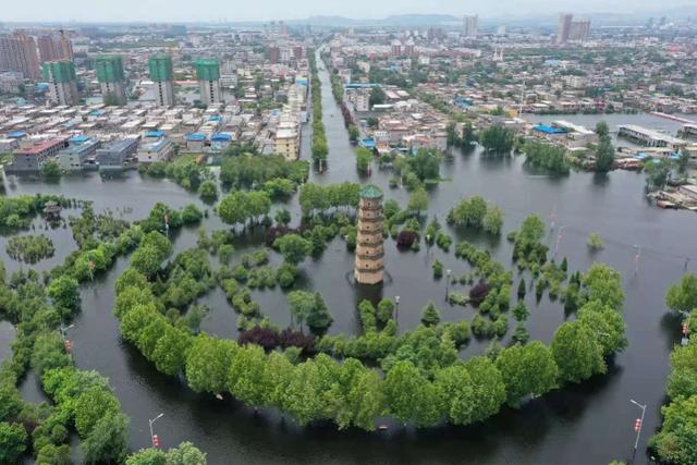 新乡大水渐退，卫辉市区救援队陆续撤离，多个地段继续排涝