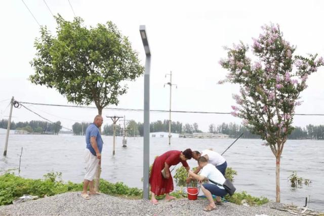 新乡大水渐退，卫辉市区救援队陆续撤离，多个地段继续排涝