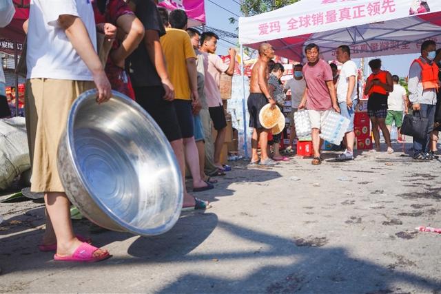 新乡大水渐退，卫辉市区救援队陆续撤离，多个地段继续排涝