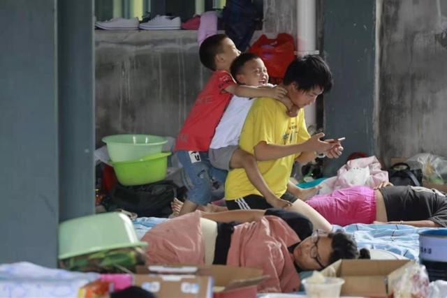 新乡大水渐退，卫辉市区救援队陆续撤离，多个地段继续排涝