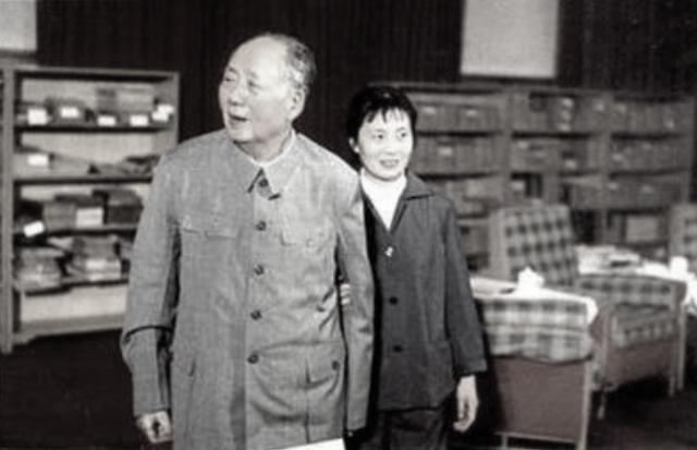 76年毛主席病重，贺子珍从电视上得知后给女儿打电话：去看看爸爸