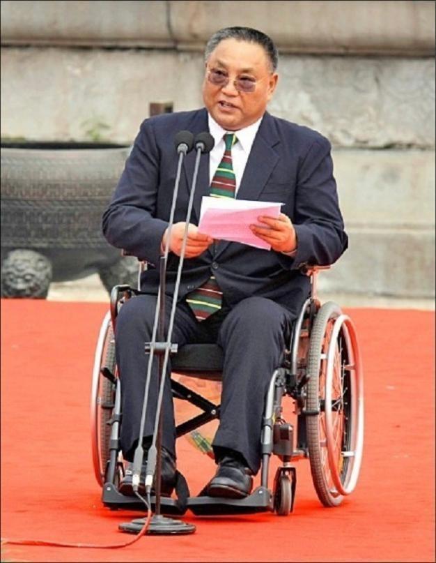 邓小平长子邓朴方：24岁不幸成残疾，后倾尽半生，专注残疾人事业