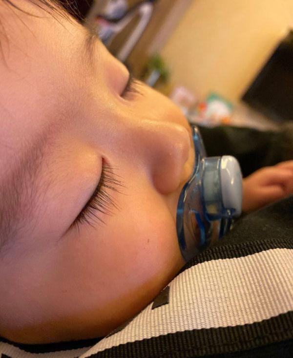 5个月含安抚奶嘴！姜潮带儿子打疫苗不哭，宝宝头发三七分睫毛长