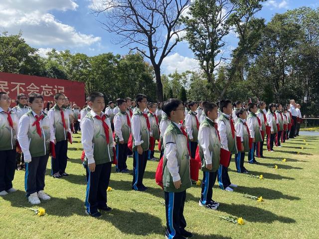 烈士纪念日这天，各界人士来到龙华烈士陵园寄哀思