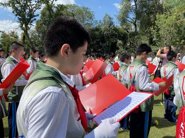 烈士纪念日这天，各界人士来到龙华烈士陵园寄哀思