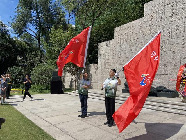 烈士纪念日这天，各界人士来到龙华烈士陵园寄哀思