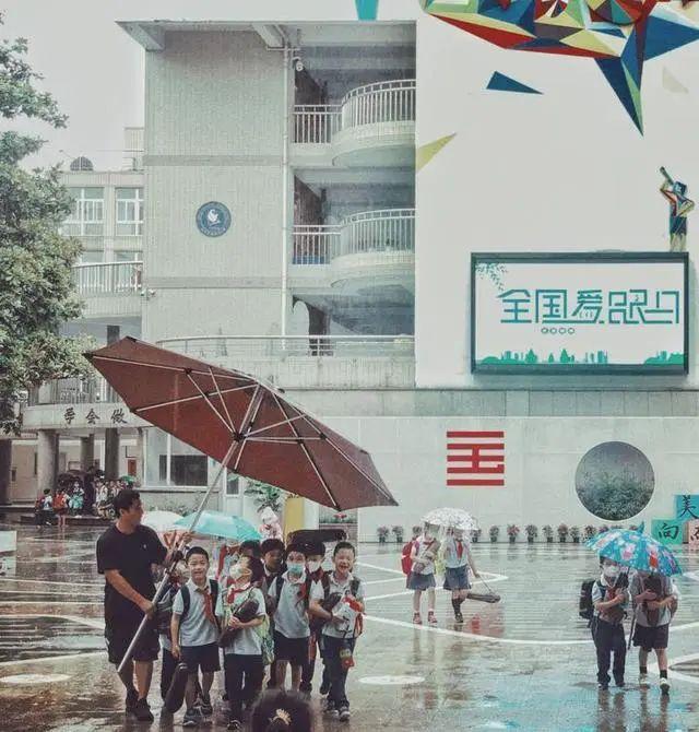 一把“巨伞”感动全城！杭州男老师下月要当爸爸了，孩子小名亮了