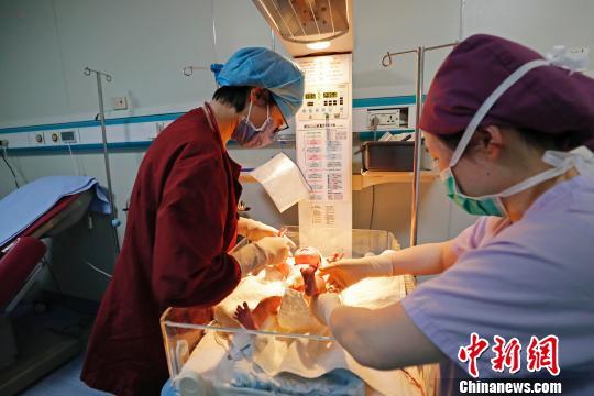 “幸孕”跨年 上海一妇婴半小时降生3个“金猪宝宝”
