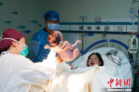 “幸孕”跨年 上海一妇婴半小时降生3个“金猪宝宝”