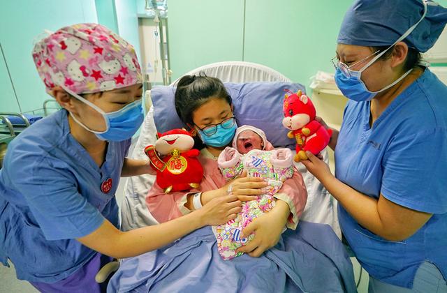 “牛宝宝”踩点儿降临！北京妇产医院诞生第一个牛年宝宝