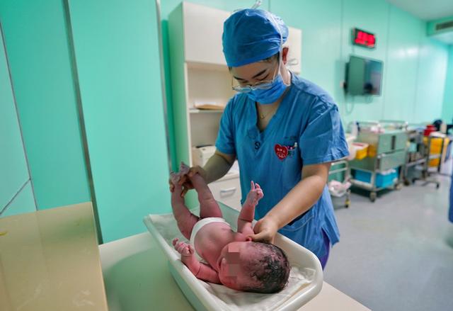 “牛宝宝”踩点儿降临！北京妇产医院诞生第一个牛年宝宝