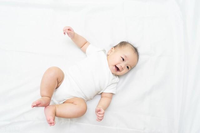 一岁前的宝宝“爆发式”成长，附上每月发育指标，你家娃达标吗