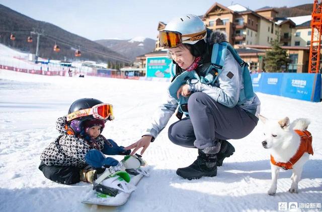 被网友称为真人版“冰墩墩”，冬奥会开幕式上一岁萌娃滑雪实力圈粉 妈妈：她未学会走路就会滑雪了