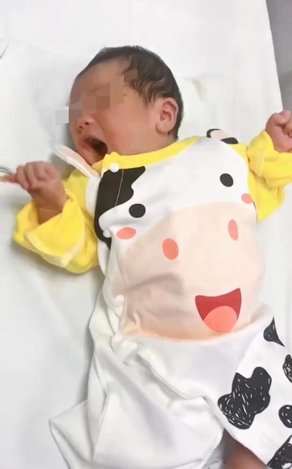 太准时！00:00，上海第一位“牛宝宝”诞生了，是她→