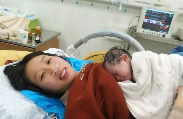 扬州市妇幼保健院首个元旦宝宝出生啦，小名叫“元元”