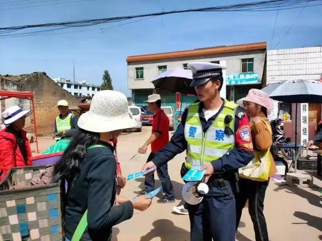 心碎！被拖行牺牲辅警的妈妈只有一个愿望……同事恸哭！网友：他得有多疼啊