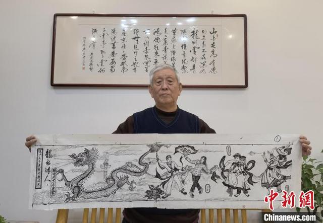 为冬奥加油 河北廊坊78岁老人手绘15米长卷《龙的传人》