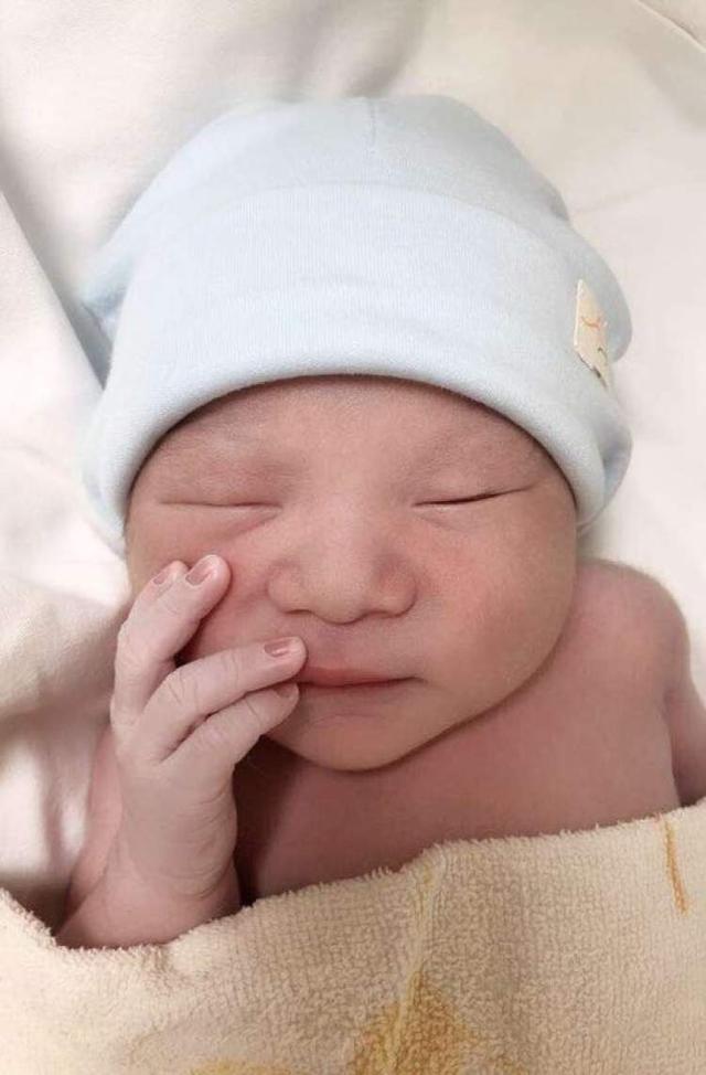 2019年零点零分，上海首个金猪宝宝出生！上海首批新年宝宝们来拜年啦！