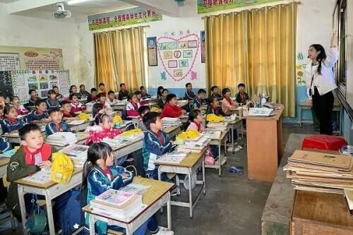 那个捡来的女孩，大学毕业回乡当老师了