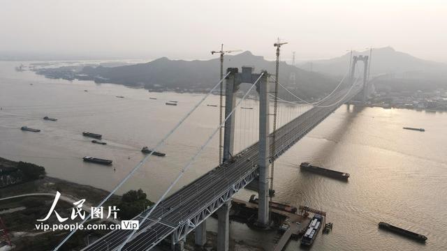 江苏镇江：我国首座公铁两用悬索桥五峰山长江大桥开通在即