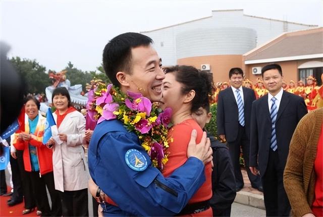 景海鹏的妻子张萍：曾给丈夫写“太空情书”，每天都在等电话