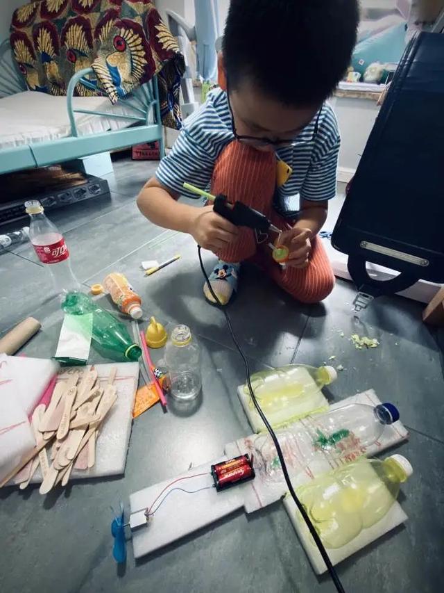杭州8岁男孩偷偷攒下饮料瓶和冰棒棍，最后惊艳全家！太有天赋了