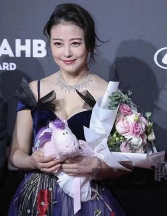 “情史复杂”9位女星，各有各的故事，一个比一个精彩，最大55岁