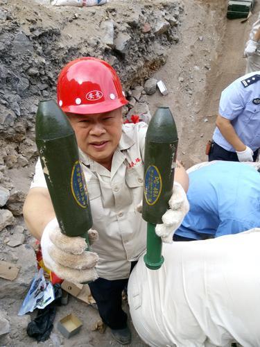 独家责任特别策划“70年70人——口述郑州”∣排爆专家王百姓：穿上排爆服那一刻，要么活着，要么死去