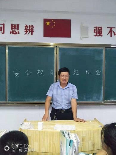 我是一名男教师 学生都叫我“真真”