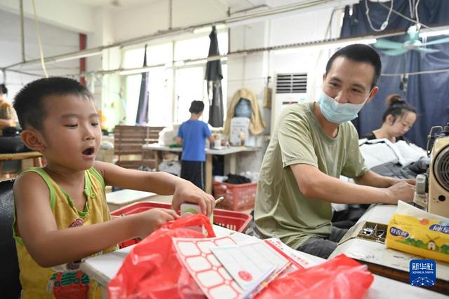 那个让人又爱又心疼的“缝纫机宝贝”上小学了